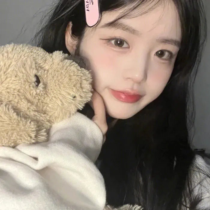 彩色中的黑白 海报